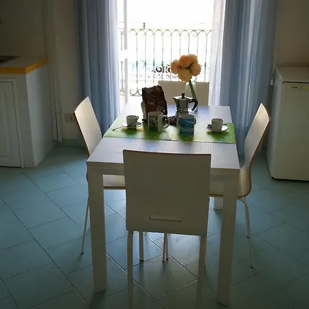 Visitponza - Trilocale Sul Corso Πόντσα